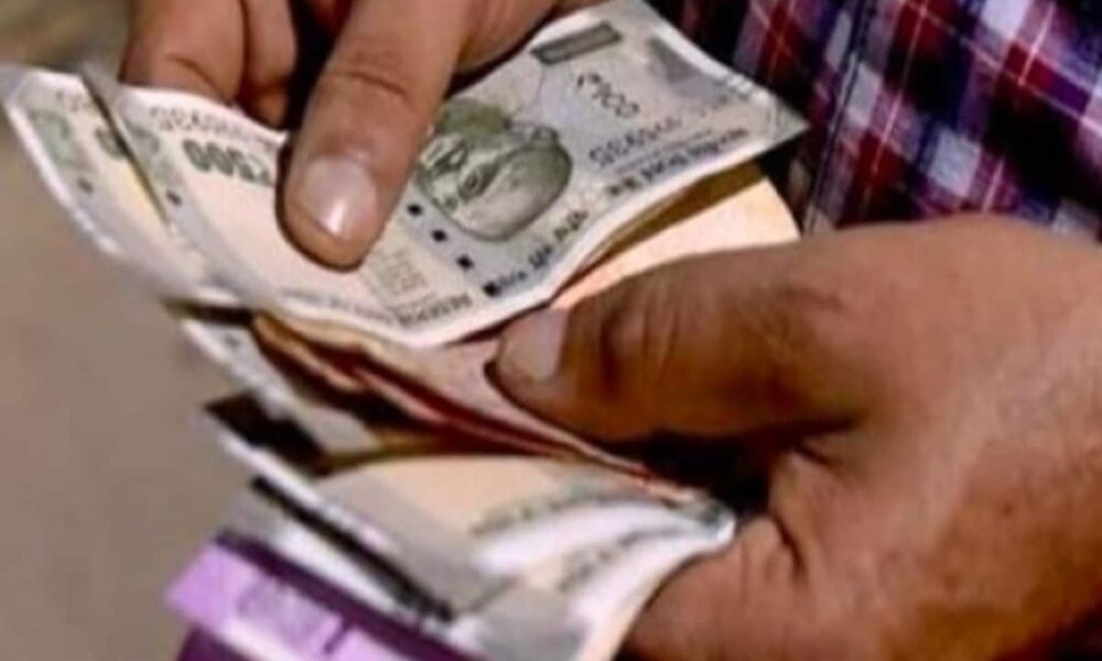 Decision on minimum wage for outsourcing and contract workers in one month – आउटसोर्सिंग व संविदा कार्मिकों को न्यूनतम वेतन पर फैसला एक माह में, Education News