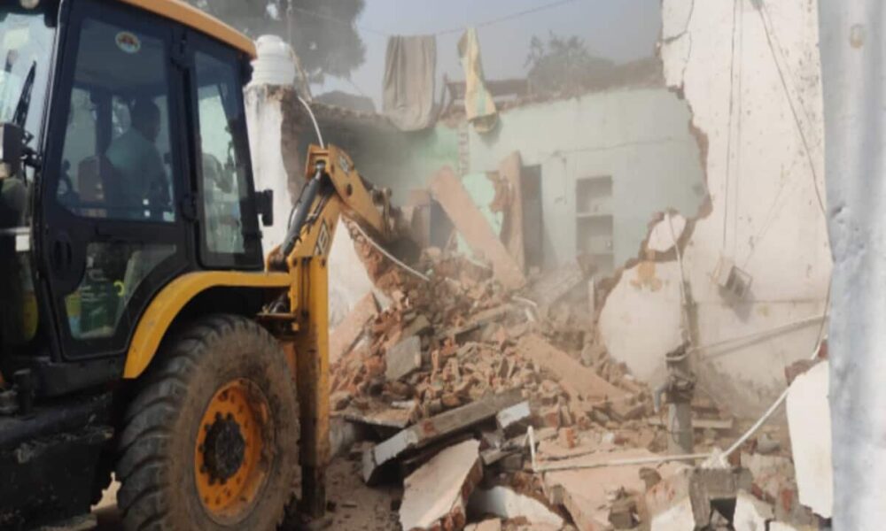 एमपी में आदिवासी युवक को उलटा लटका बेल्ट से पीटने वाले पर ऐक्शन, बुलडोजर से मकान जमींदोज