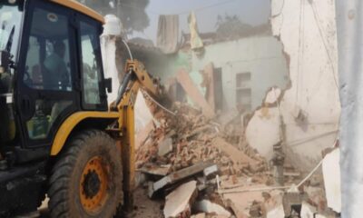 एमपी में आदिवासी युवक को उलटा लटका बेल्ट से पीटने वाले पर ऐक्शन, बुलडोजर से मकान जमींदोज
