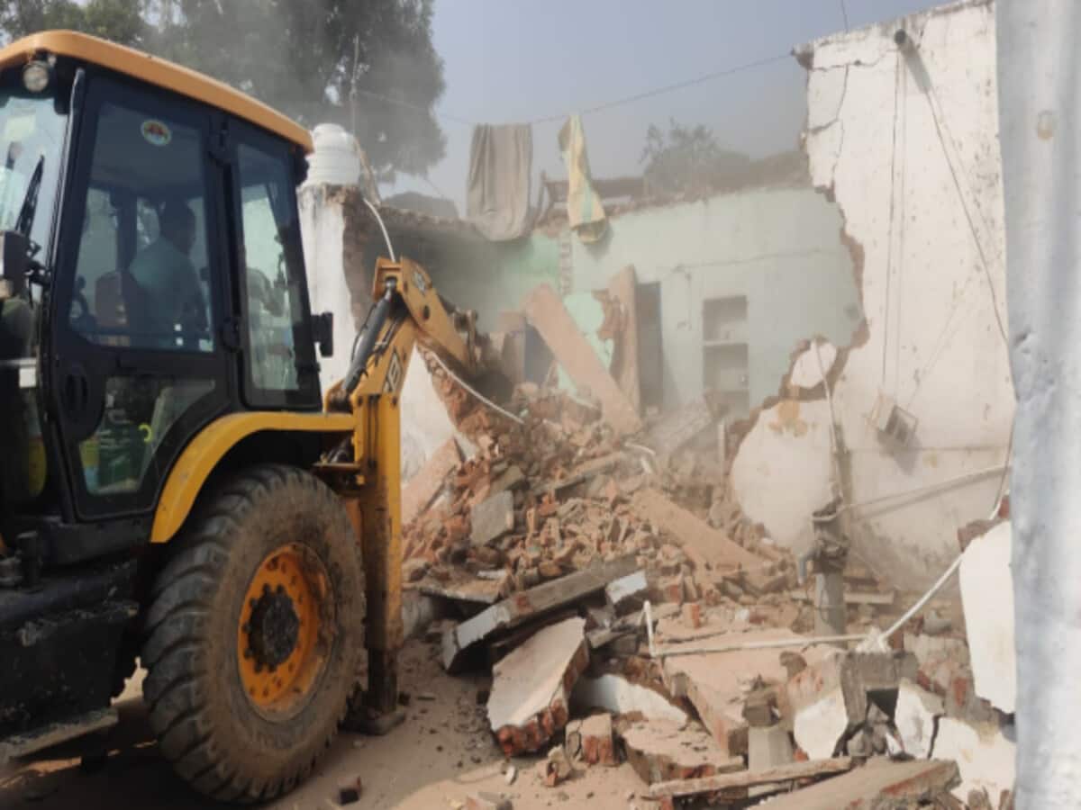 एमपी में आदिवासी युवक को उलटा लटका बेल्ट से पीटने वाले पर ऐक्शन, बुलडोजर से मकान जमींदोज एमपी में आदिवासी युवक को उलटा लटका बेल्ट से पीटने वाले पर ऐक्शन, बुलडोजर से मकान जमींदोज