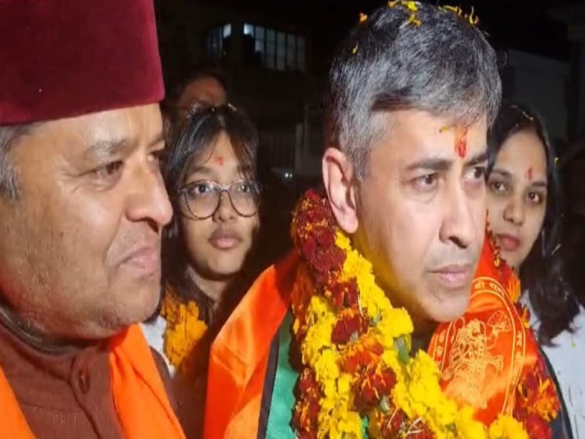 पापा, मैं रिहा होकर आ गया..सुनते ही छलके आंसू, कतर से देहरादून लौटे सौरभ वशिष्ठ पापा, मैं रिहा होकर आ गया..सुनते ही छलके आंसू, कतर से देहरादून लौटे सौरभ वशिष्ठ