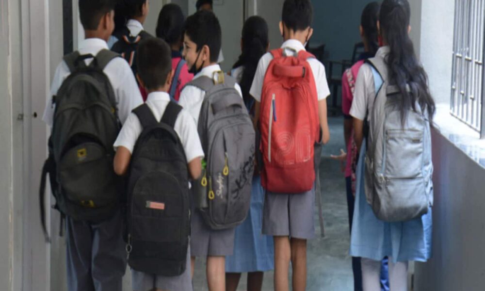स्कूलों में बैग चेक करने के लिए बनेगी समिति, निदेशालय ने छात्रों की सुरक्षा के मद्देनजर जारी किए निर्देश