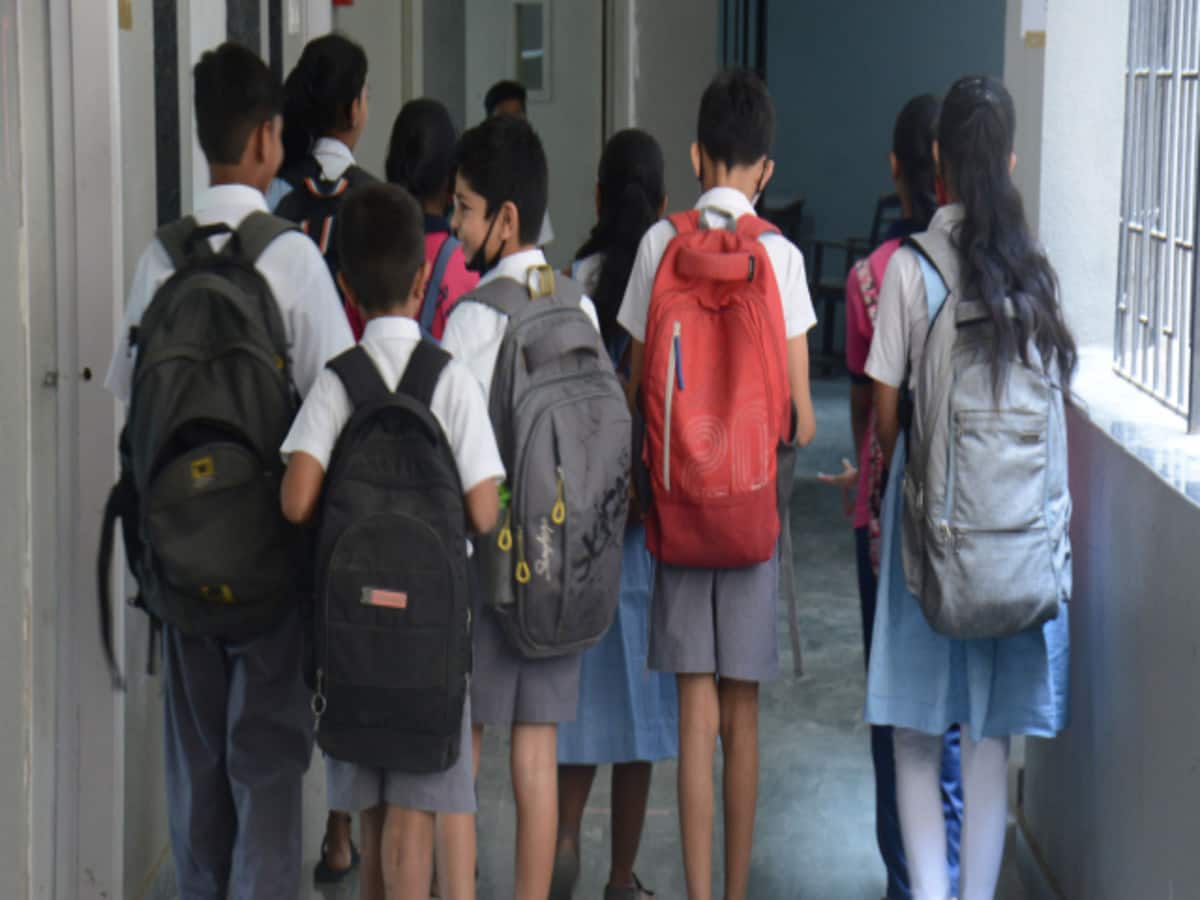 स्कूलों में बैग चेक करने के लिए बनेगी समिति, निदेशालय ने छात्रों की सुरक्षा के मद्देनजर जारी किए निर्देश स्कूलों में बैग चेक करने के लिए बनेगी समिति, निदेशालय ने छात्रों की सुरक्षा के मद्देनजर जारी किए निर्देश