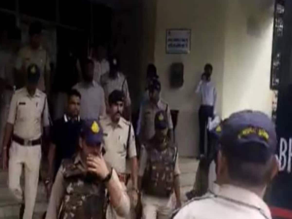 दिल्ली पुलिस ने 22 साल बाद सिमी के वॉन्टेड सदस्य को दबोचा, क्या आरोप, कैसे पकड़ा गया? दिल्ली पुलिस ने 22 साल बाद सिमी के वॉन्टेड सदस्य को दबोचा, क्या आरोप, कैसे पकड़ा गया?