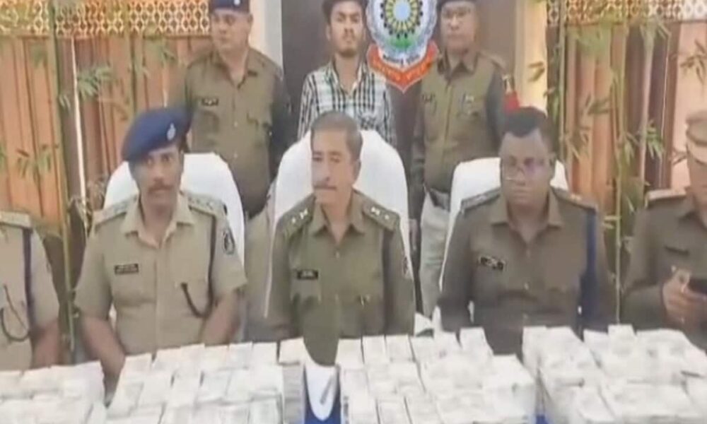 छत्तीसगढ़ में चल रही थी नकली नोटों की तस्करी, पिकअप के अंदर बोरे में भरा था 3 करोड़‌ से ज्यादा का नोट