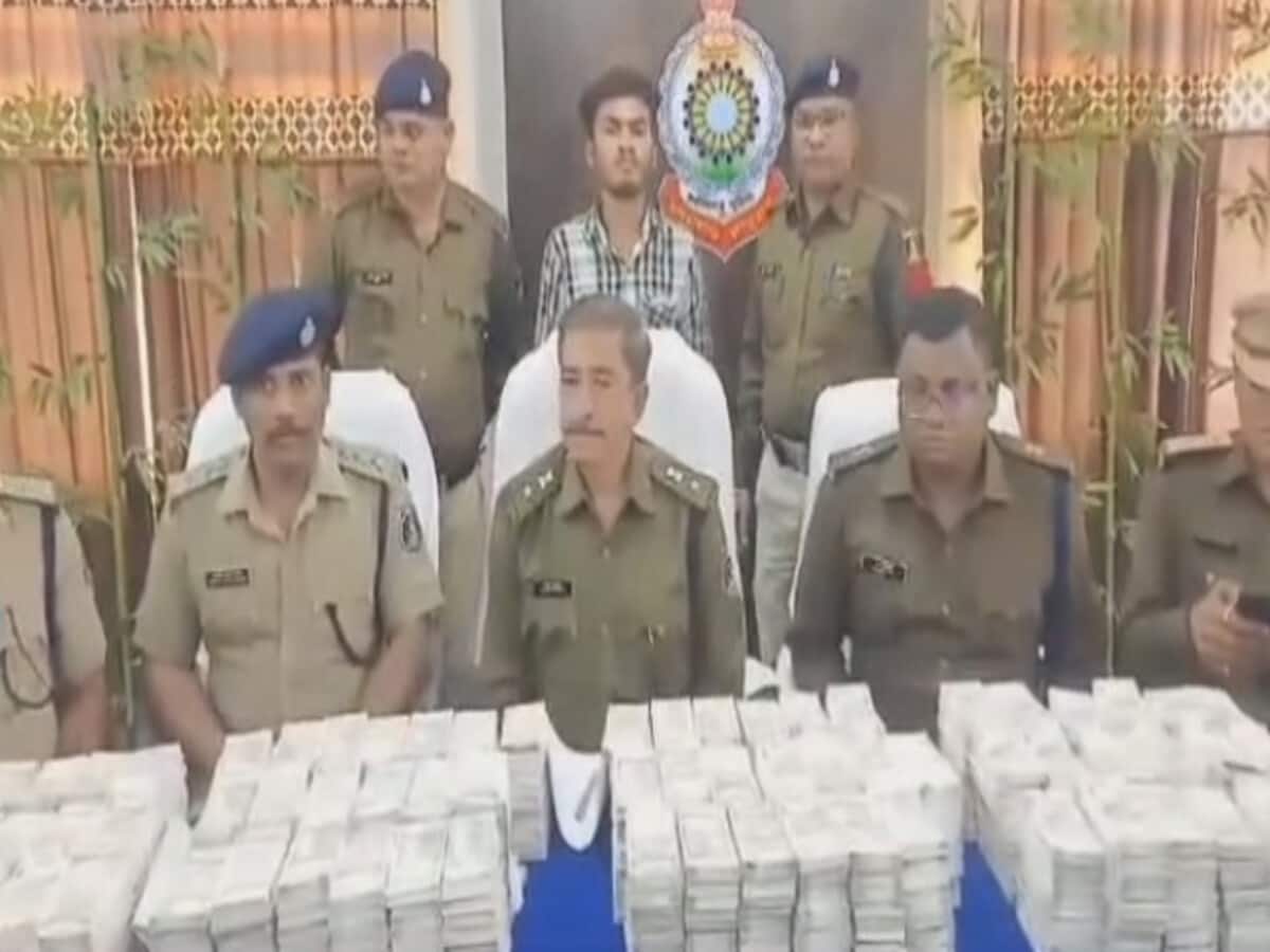 छत्तीसगढ़ में चल रही थी नकली नोटों की तस्करी, पिकअप के अंदर बोरे में भरा था 3 करोड़ से ज्यादा का नोट छत्तीसगढ़ में चल रही थी नकली नोटों की तस्करी, पिकअप के अंदर बोरे में भरा था 3 करोड़ से ज्यादा का नोट