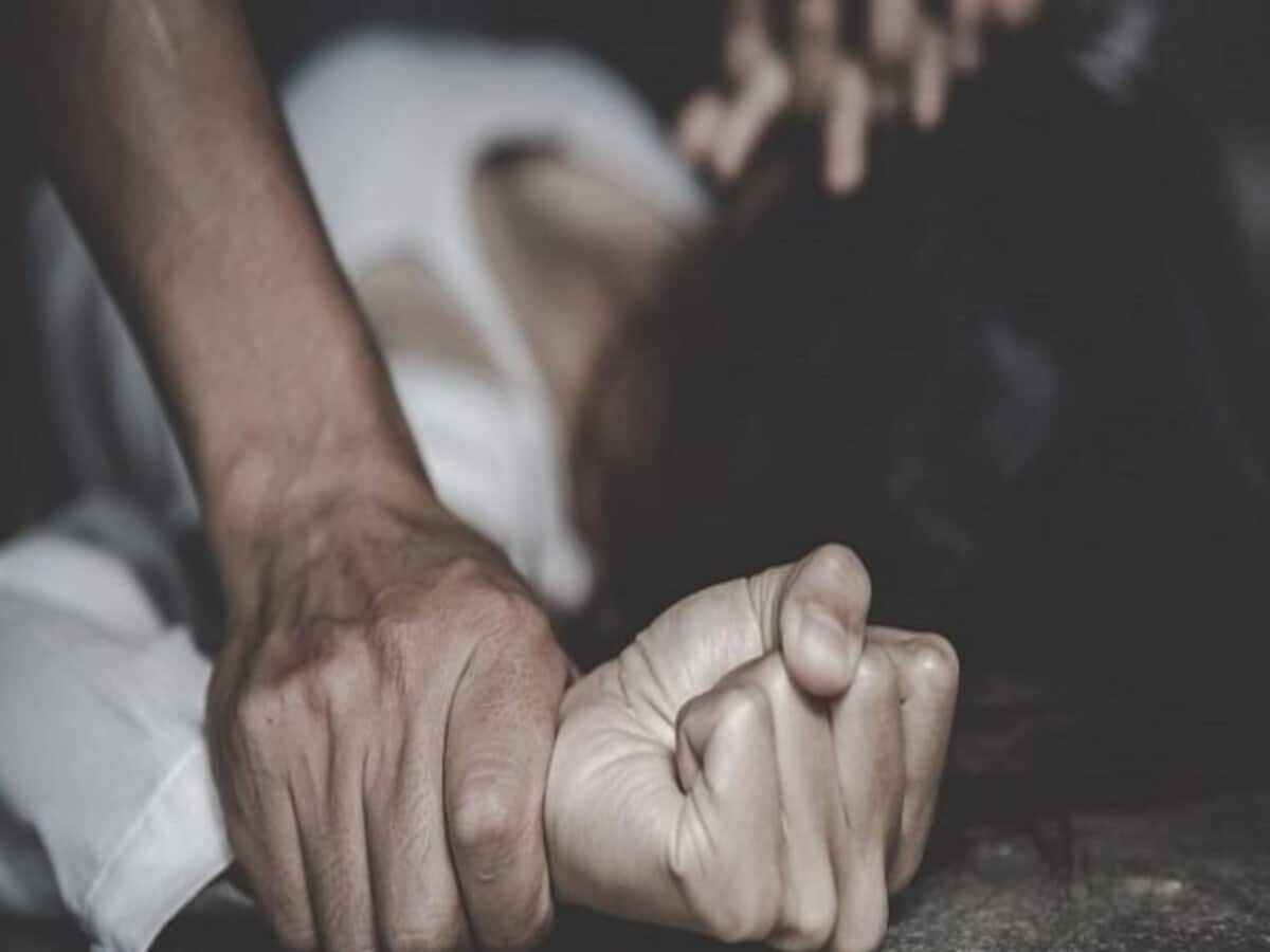 अलवर में निजी अस्पताल के ICU में महिला मरीज से रेप, पुलिस ने वार्ड बॉय को दबोचा; CCTV में कैद हुई दरिंंदगी अलवर में निजी अस्पताल के ICU में महिला मरीज से रेप, पुलिस ने वार्ड बॉय को दबोचा; CCTV में कैद हुई दरिंंदगी