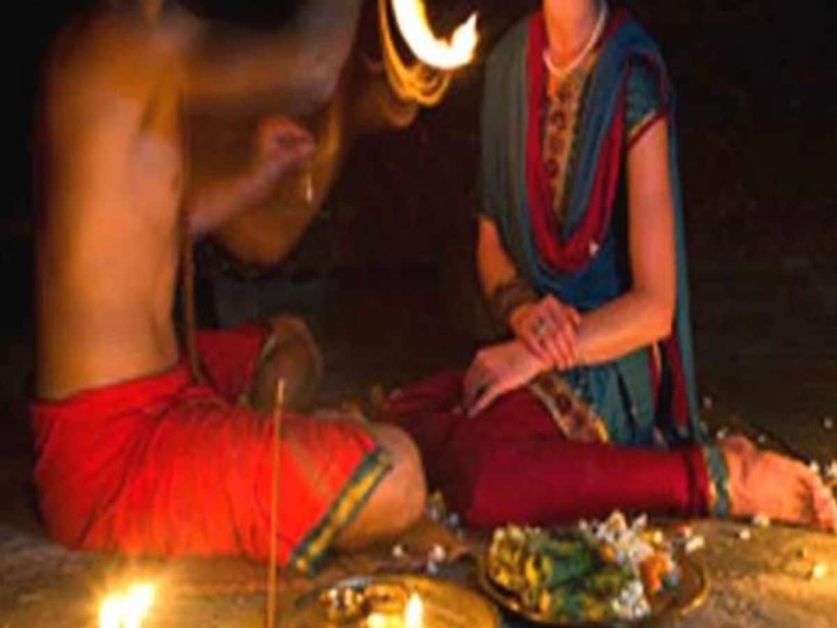अमीर बना दूंगा; एक ही परिवार की तीन महिलाओं को जाल में फंसा कर तांत्रिक ने 10 दिनों तक किया रेप अमीर बना दूंगा; एक ही परिवार की तीन महिलाओं को जाल में फंसा कर तांत्रिक ने 10 दिनों तक किया रेप