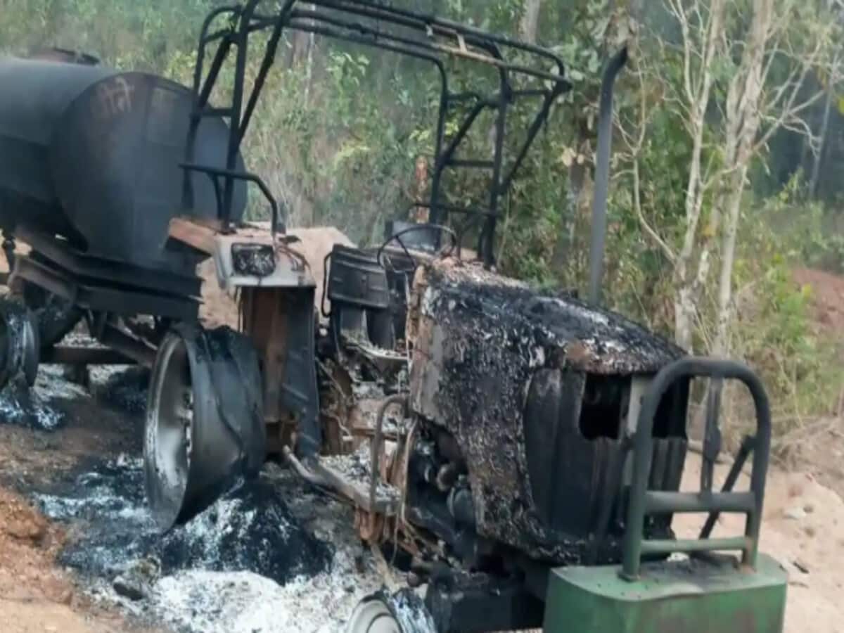फिर दिखी नक्सलियों की बौखलाहट, नरायणपुर में अगजनी की घटना को माओवादियों ने दिया अंजाम फिर दिखी नक्सलियों की बौखलाहट, नरायणपुर में अगजनी की घटना को माओवादियों ने दिया अंजाम