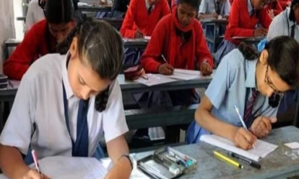 अब साल में दो बार होगी दसवीं-बारहवीं की बोर्ड परीक्षा, सरकार ने शुरू की नई व्यवस्था