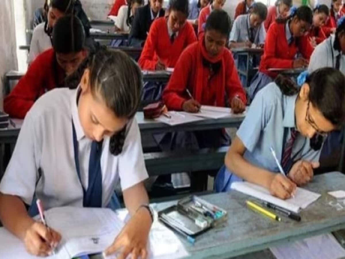 अब साल में दो बार होगी दसवीं-बारहवीं की बोर्ड परीक्षा, सरकार ने शुरू की नई व्यवस्था अब साल में दो बार होगी दसवीं-बारहवीं की बोर्ड परीक्षा, सरकार ने शुरू की नई व्यवस्था