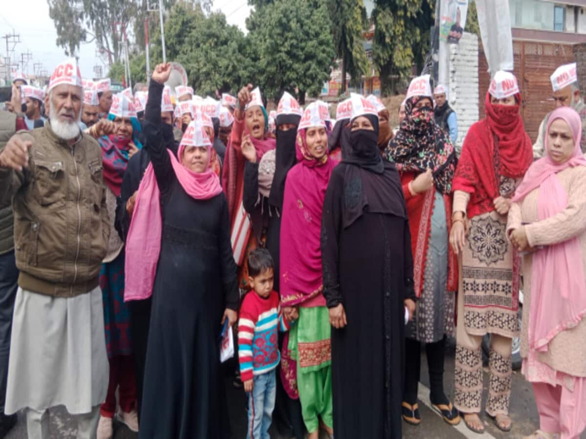 कुरान-शरीयत से ऊपर कुछ भी नहीं मंजूर, मुस्लिमों ने उत्तराखंड UCC के खिलाफ सड़क पर भरी हुंकार कुरान-शरीयत से ऊपर कुछ भी नहीं मंजूर, मुस्लिमों ने उत्तराखंड UCC के खिलाफ सड़क पर भरी हुंकार