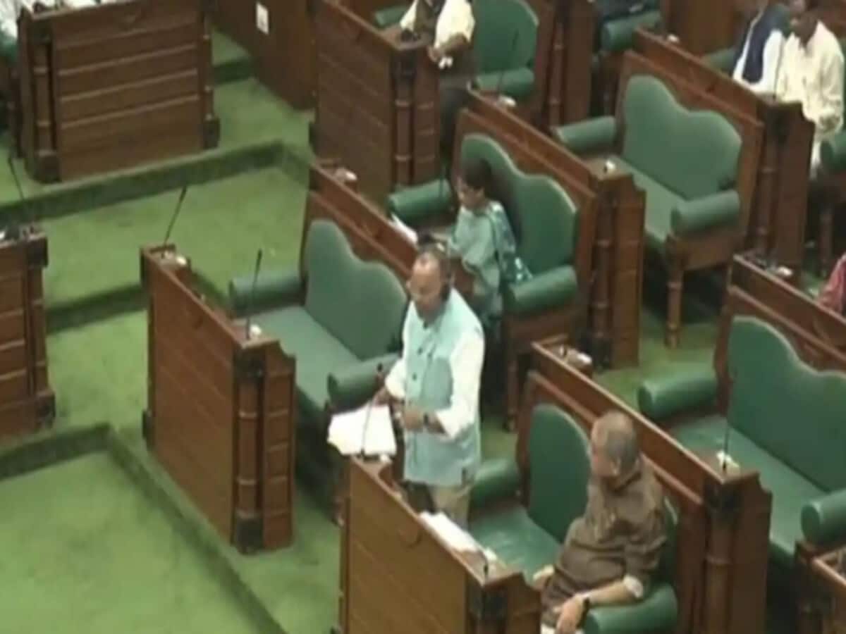 विधानसभा में अजय चंद्राकर ने आखिर क्यों बोला जादुई सड़क, VIP रोड पर सदन में हंगामा विधानसभा में अजय चंद्राकर ने आखिर क्यों बोला जादुई सड़क, VIP रोड पर सदन में हंगामा