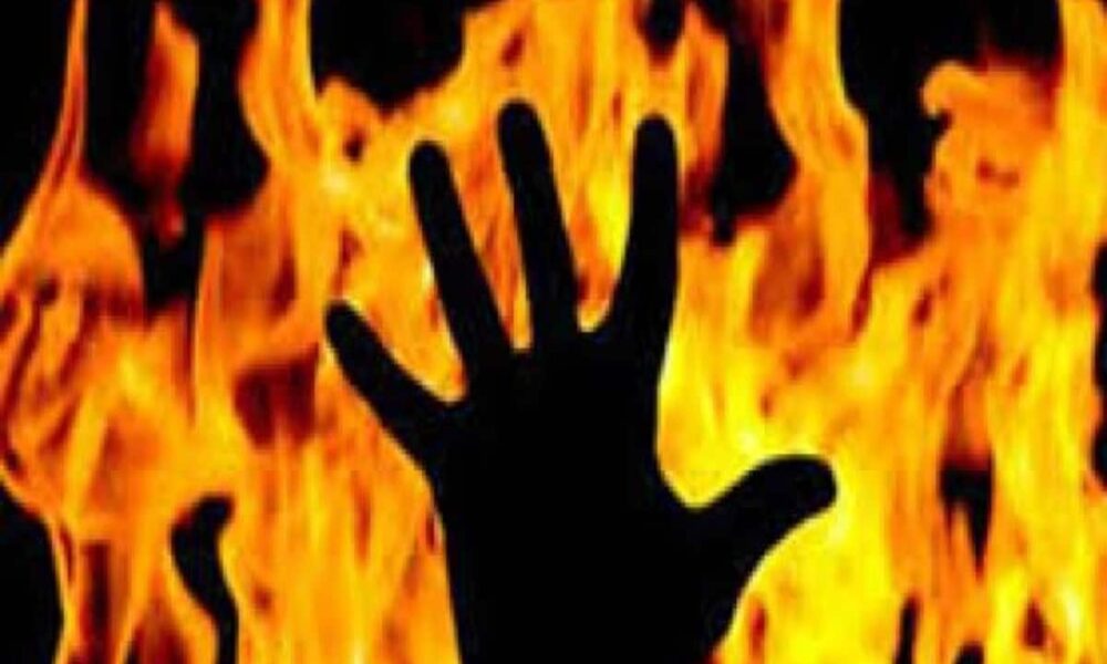 कब्रिस्तान के पास टिन शेड में लगी आग, अंदर सो रहा युवक की जिंदा जला, मौत
