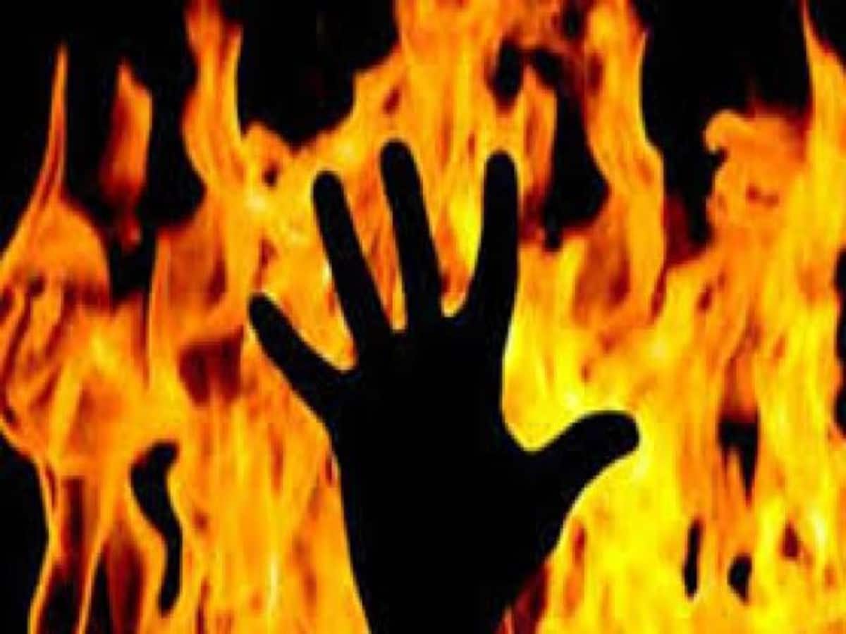 कब्रिस्तान के पास टिन शेड में लगी आग, अंदर सो रहा युवक की जिंदा जला, मौत कब्रिस्तान के पास टिन शेड में लगी आग, अंदर सो रहा युवक की जिंदा जला, मौत