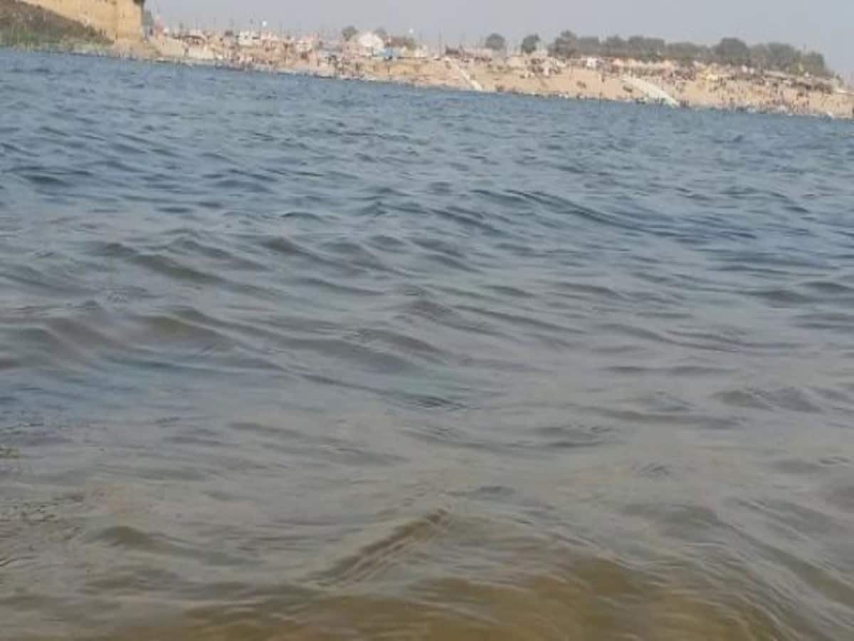 पूरी गृहस्थी यमुना बहाने पहुंची महिला, दो गाड़ियों में भरकर लाई घर का सारा सामान पूरी गृहस्थी यमुना बहाने पहुंची महिला, दो गाड़ियों में भरकर लाई घर का सारा सामान