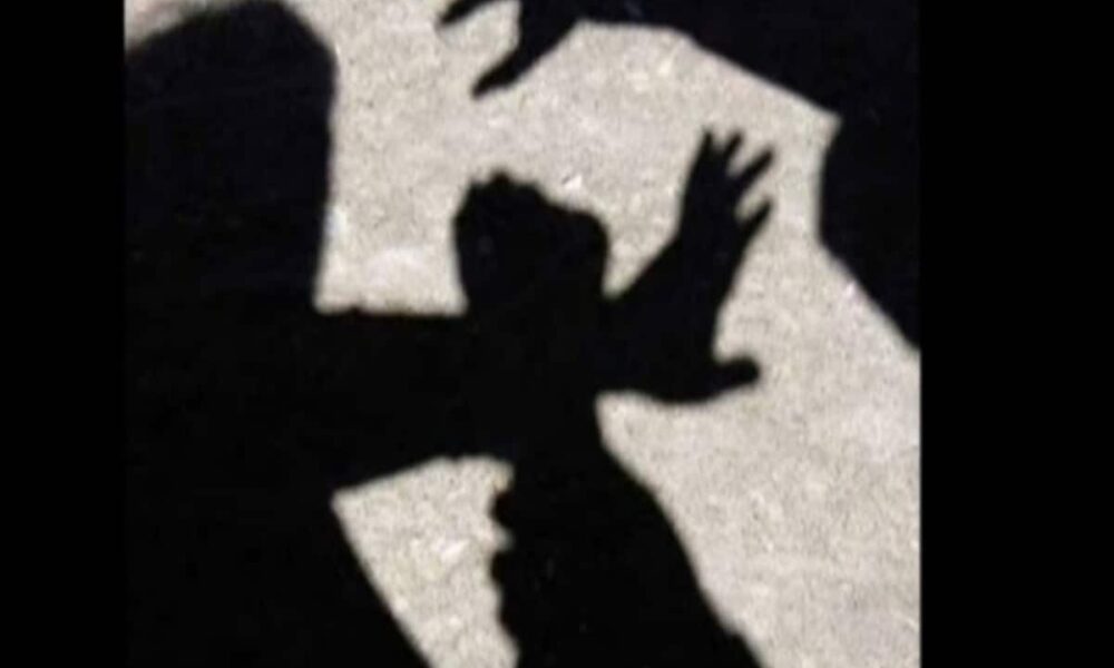 महिला को अर्धनग्न कर पीटा, ससुर-जेठ समेत 4 ने की छेड़खानी, बरसाए डंडे