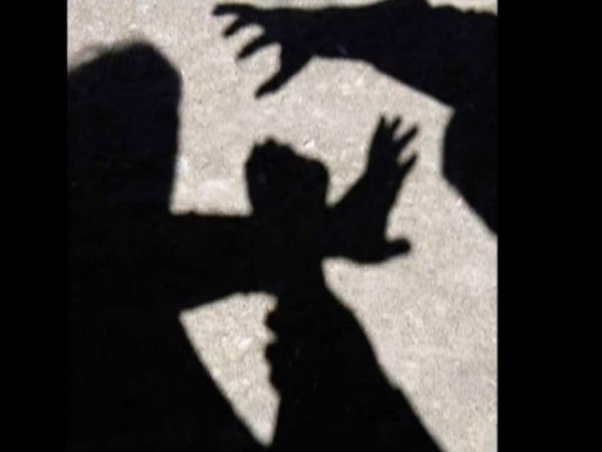 महिला को अर्धनग्न कर पीटा, ससुर-जेठ समेत 4 ने की छेड़खानी, बरसाए डंडे महिला को अर्धनग्न कर पीटा, ससुर-जेठ समेत 4 ने की छेड़खानी, बरसाए डंडे