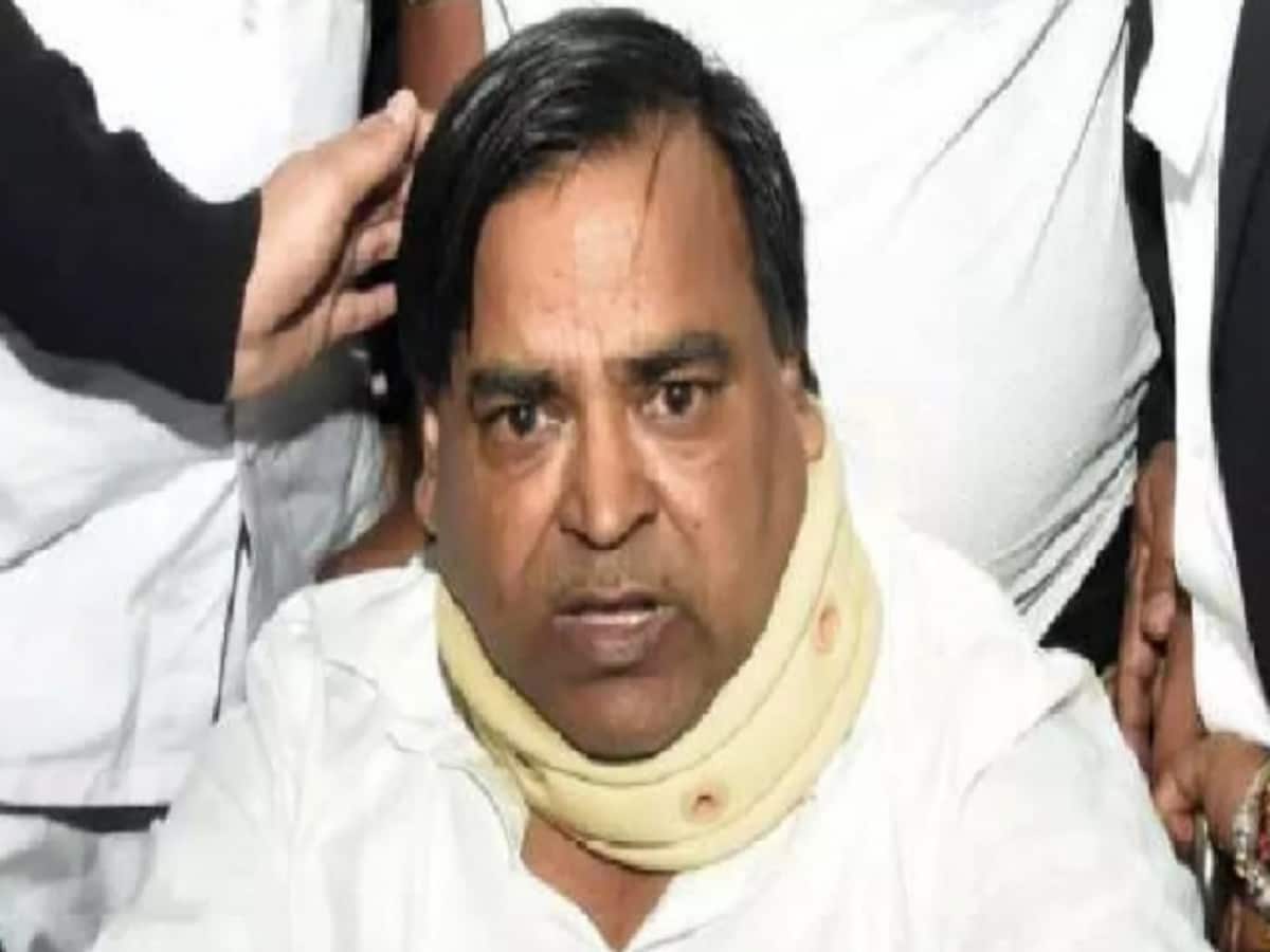 पूर्व कैबिनेट मंत्री गायत्री प्रजापति के ठिकानों पर ED की रेड, लखनऊ, अमेठी और मुंबई समेत कई जगह छापेमारी पूर्व कैबिनेट मंत्री गायत्री प्रजापति के ठिकानों पर ED की रेड, लखनऊ, अमेठी और मुंबई समेत कई जगह छापेमारी
