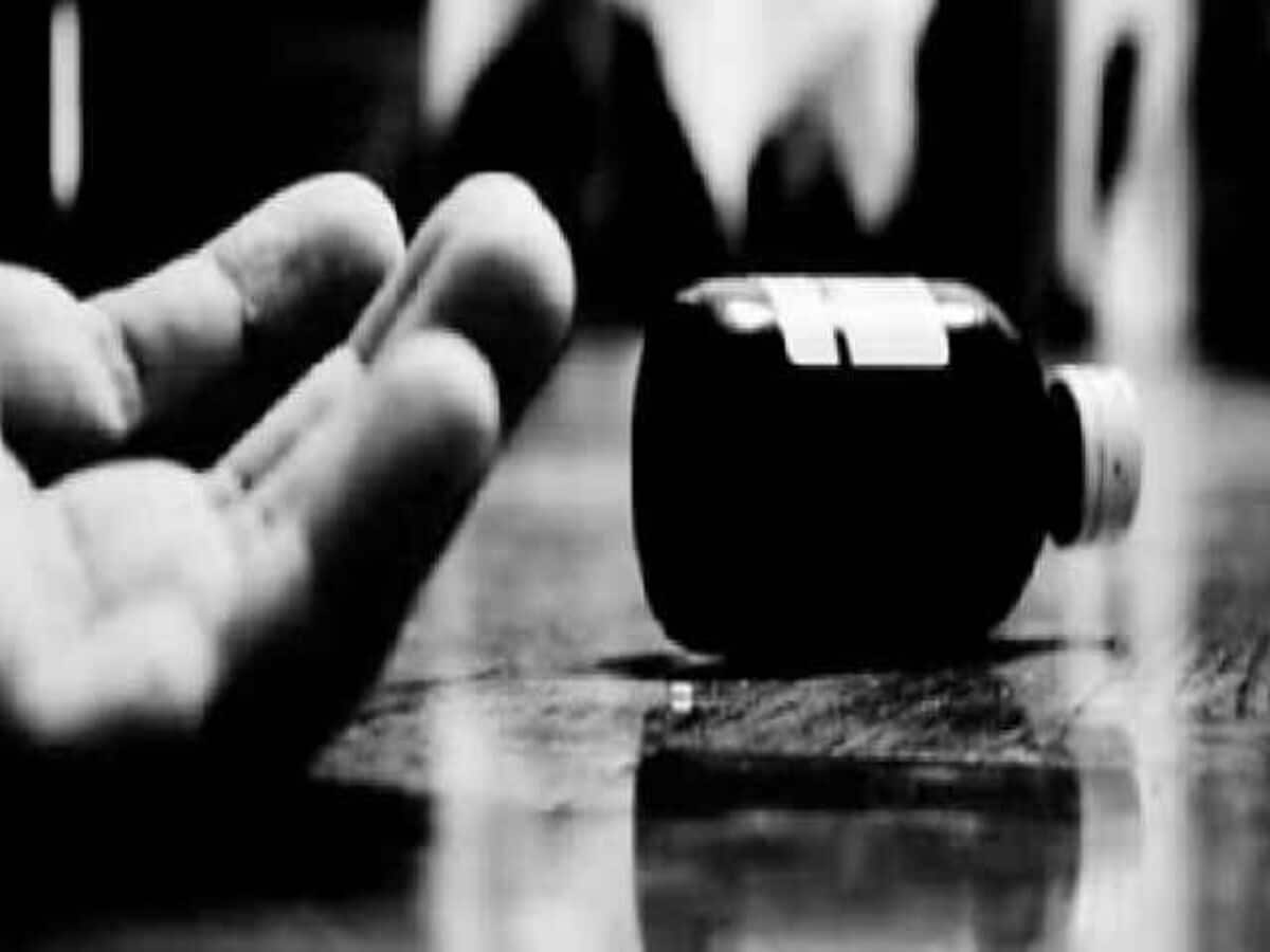 कर्ज चुकाने की राह न सूझी तो पति-पत्नी ने उठाया खौफनाक कदम, चार बच्चों संग खाया जहर कर्ज चुकाने की राह न सूझी तो पति-पत्नी ने उठाया खौफनाक कदम, चार बच्चों संग खाया जहर
