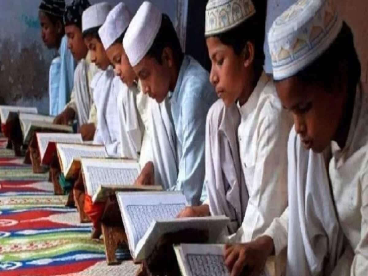 इलाहाबाद हाईकोर्ट के फैसले के बाद लखनऊ के मदरसों के 21 हजार बच्चों की शिक्षा पर संकट इलाहाबाद हाईकोर्ट के फैसले के बाद लखनऊ के मदरसों के 21 हजार बच्चों की शिक्षा पर संकट