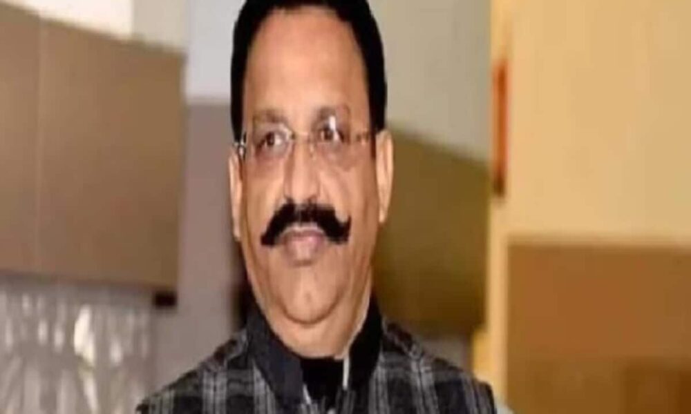 मुख्तार अंसारी का रिश्तेदार हूं, पूर्व प्रमुख के पति ने धमकाया, हड़पे एक करोड़