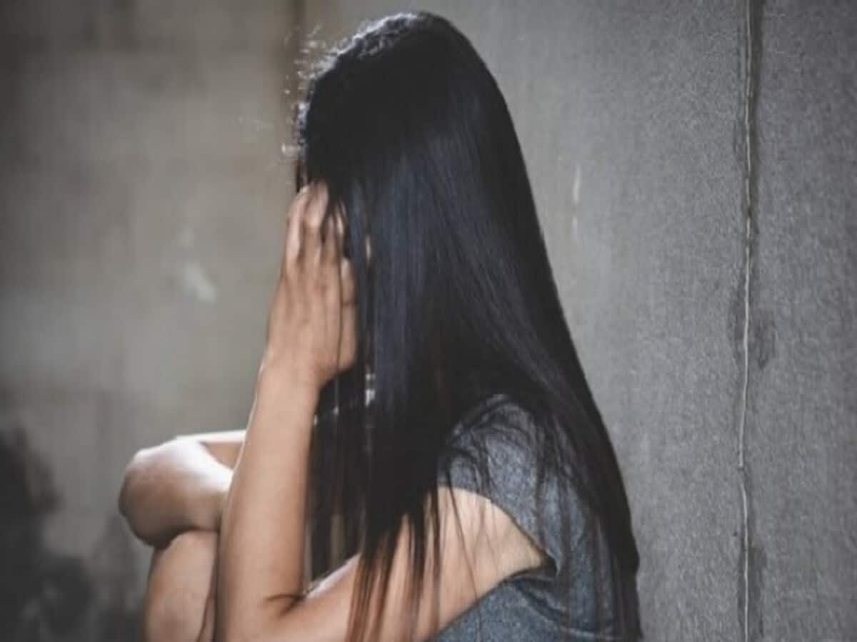 gang rape in clinic girl who came for treatment with her mother filed a case against the doctor gang rape in clinic girl who came for treatment with her mother filed a case against the doctor