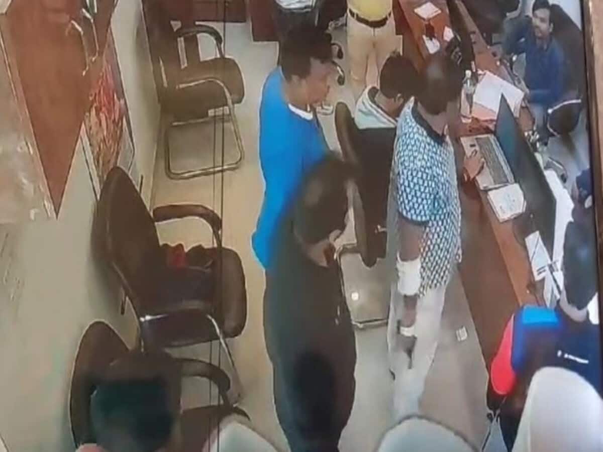 बीजेपी नेता के कंपनी ऑफिस में घुस कांग्रेसी नेता ने तानी रिवाल्वर, दीं गालियां, Video वायरल बीजेपी नेता के कंपनी ऑफिस में घुस कांग्रेसी नेता ने तानी रिवाल्वर, दीं गालियां, Video वायरल