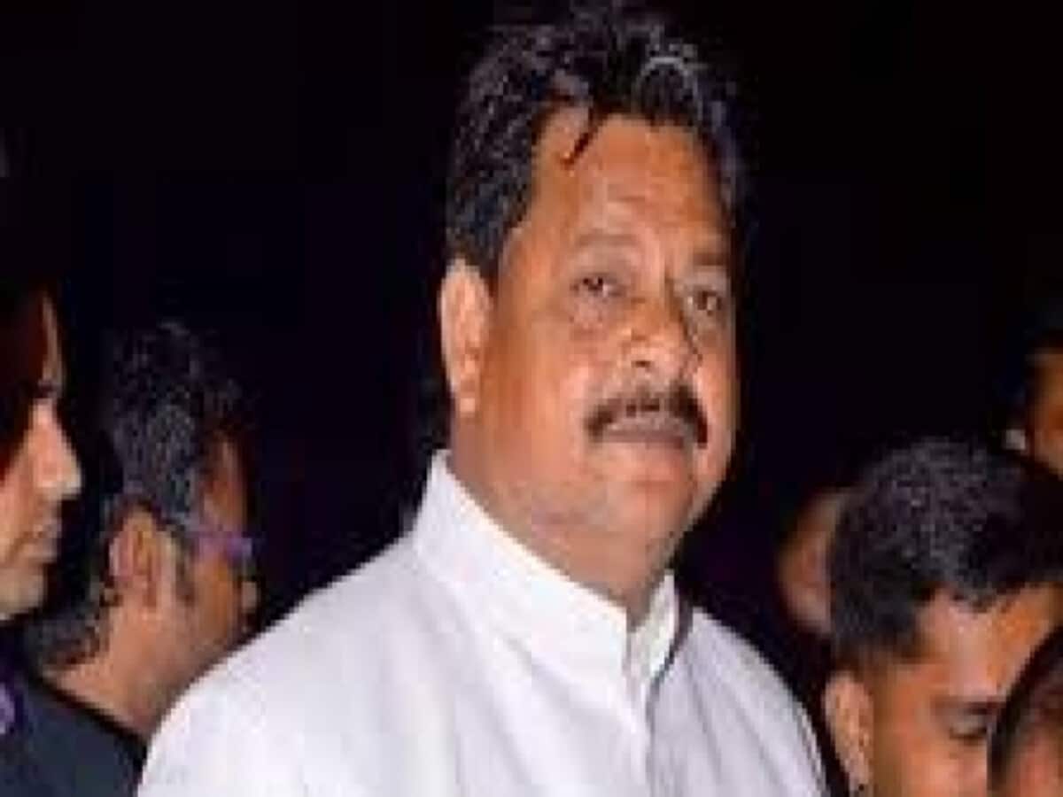 यूपी सरकार के मंत्री को दी थी जिंदा जलाने की धमकी, सपा नेता मुकेश सिद्धार्थ पर लगेगी रासुका यूपी सरकार के मंत्री को दी थी जिंदा जलाने की धमकी, सपा नेता मुकेश सिद्धार्थ पर लगेगी रासुका