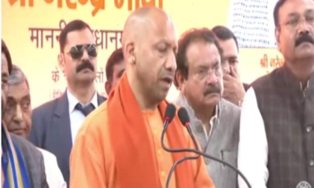 आगरा मेट्रो का पीएम मोदी ने किया वर्चुअली उद्घाटन, ताजमहल स्टेशन से सीएम योगी ने बच्चों संग किया सफर