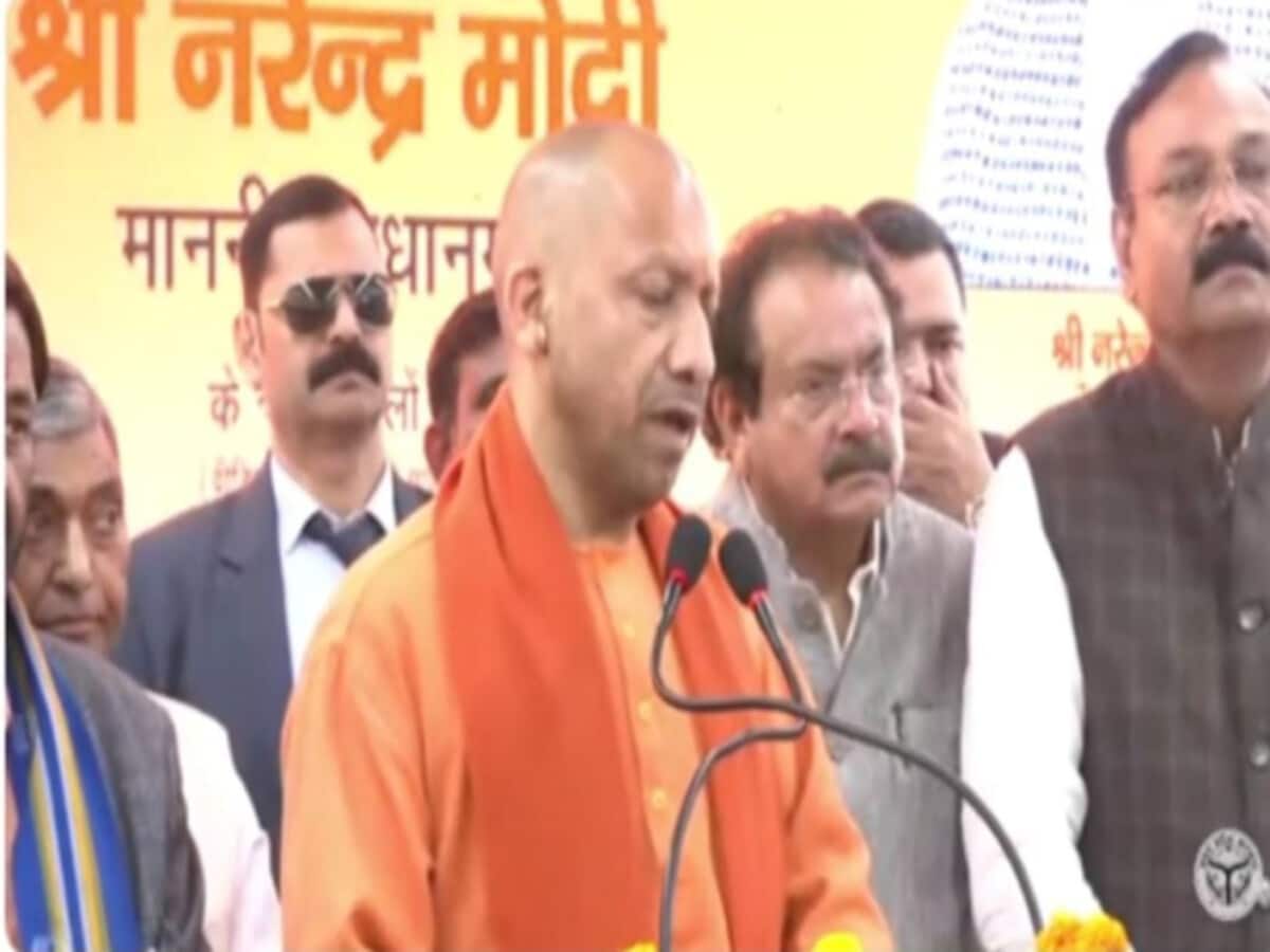 आगरा मेट्रो का पीएम मोदी ने किया वर्चुअली उद्घाटन, ताजमहल स्टेशन से सीएम योगी ने बच्चों संग किया सफर आगरा मेट्रो का पीएम मोदी ने किया वर्चुअली उद्घाटन, ताजमहल स्टेशन से सीएम योगी ने बच्चों संग किया सफर