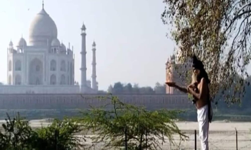 ताजमहल के सामने बाबा ने की पूजा, मेहताब बाग में किया जलाभिषेक, आरती और तांडव
