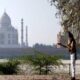 ताजमहल के सामने बाबा ने की पूजा, मेहताब बाग में किया जलाभिषेक, आरती और तांडव