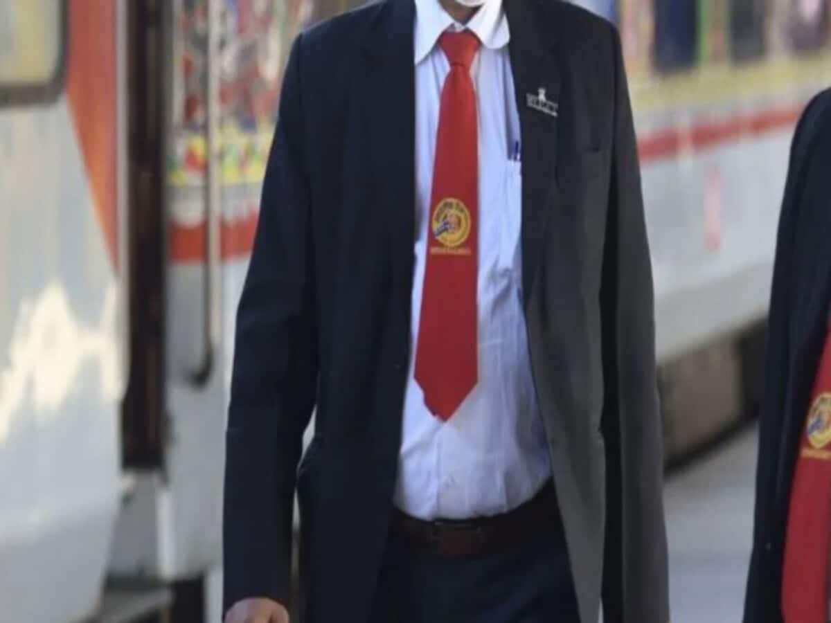 tte was caught while trying to escape from the train by pulling chain now railways came into action two suspended