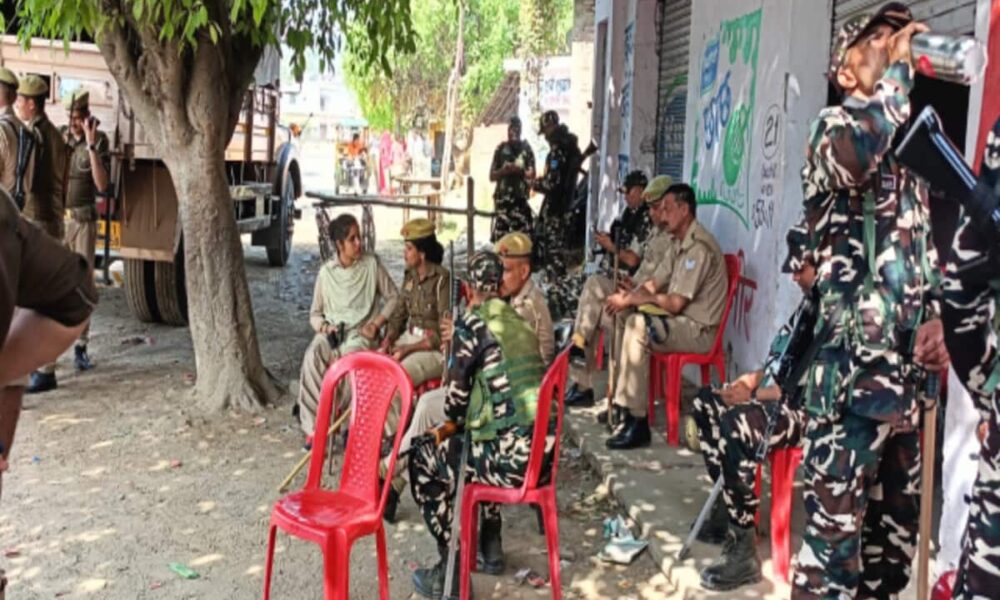 बदायूं डबल मर्डर, पुलिस की कहानी से संतुष्ट नहीं बच्चों के पिता, फूंकी बाइक, आत्मदाह की कोशिश
