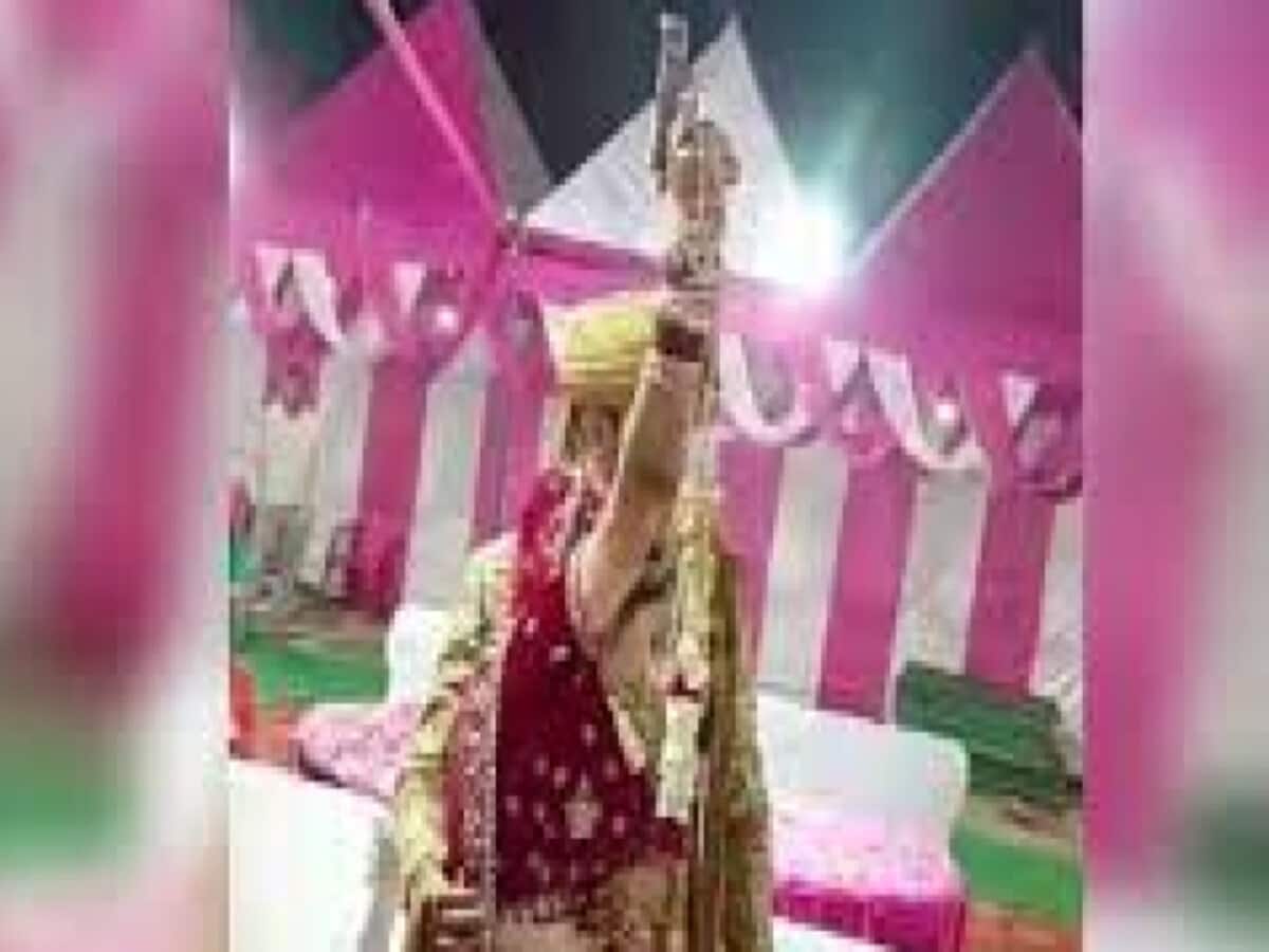भरे मंडप में दनादन किए 3 फायर, पिस्टल वाली दबंग दुल्हन की पुलिस कर रही तलाश, होगी अरेस्ट भरे मंडप में दनादन किए 3 फायर, पिस्टल वाली दबंग दुल्हन की पुलिस कर रही तलाश, होगी अरेस्ट
