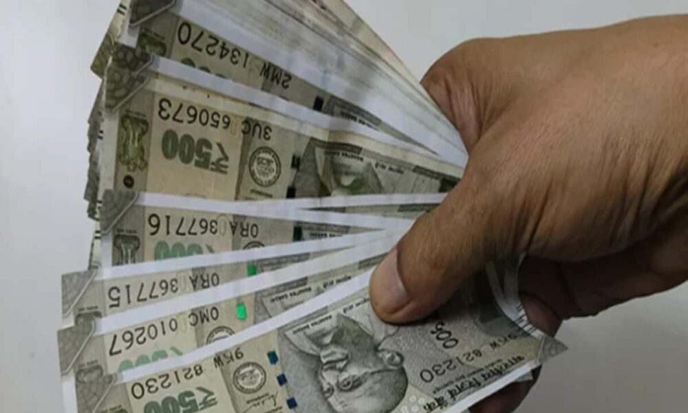 जब दो मासूम छात्रों को सड़क पर बिखरे मिले हजारों रुपए के नोट, फिर क्या हुआ?