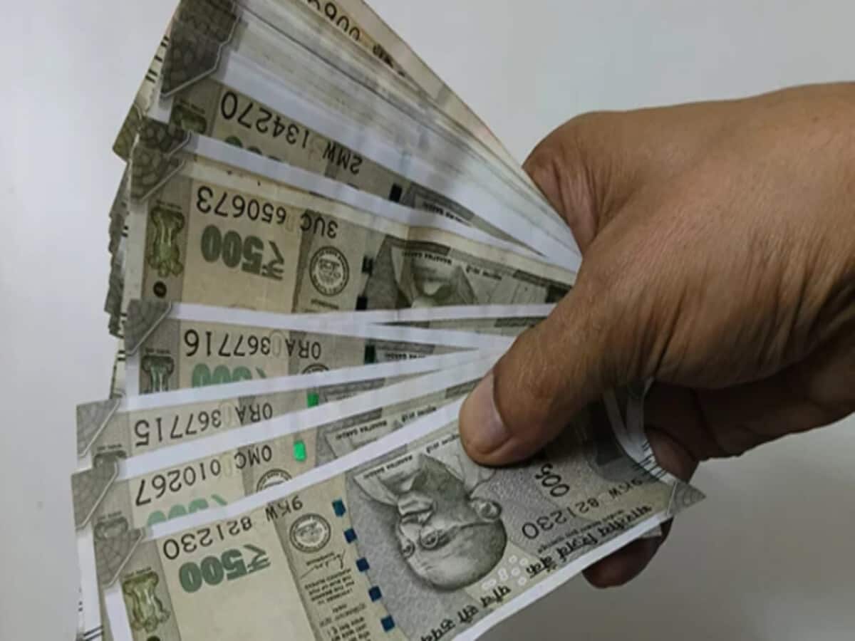 जब दो मासूम छात्रों को सड़क पर बिखरे मिले हजारों रुपए के नोट, फिर क्या हुआ? जब दो मासूम छात्रों को सड़क पर बिखरे मिले हजारों रुपए के नोट, फिर क्या हुआ?
