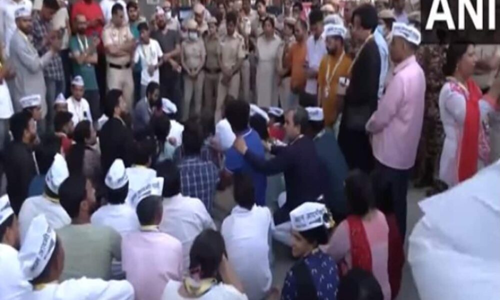 चार साल की बच्ची से रेप के खिलाफ सड़क पर AAP, दो थानों के बाहर प्रदर्शन
