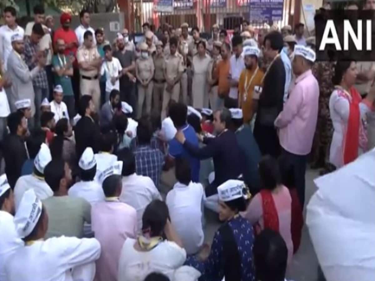 चार साल की बच्ची से रेप के खिलाफ सड़क पर AAP, दो थानों के बाहर प्रदर्शन