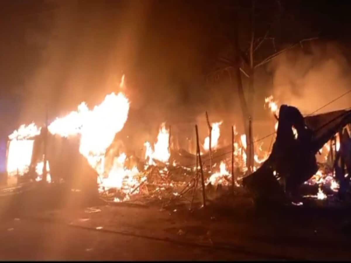 जयपुर की केमिकल फैक्ट्री में 6 लोग जिंदा जले, बॉयलर फटने से लगी भीषण आग जयपुर की केमिकल फैक्ट्री में 6 लोग जिंदा जले, बॉयलर फटने से लगी भीषण आग