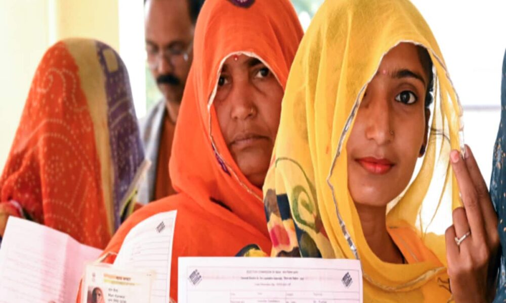 लोकसभा चुनाव में महिलाओं की भागीदारी वोटिंग में आधी, वोट प्रतिशत के आंकड़ें करेंगे हैरान
