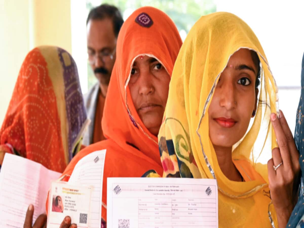 लोकसभा चुनाव में महिलाओं की भागीदारी वोटिंग में आधी, वोट प्रतिशत के आंकड़ें करेंगे हैरान लोकसभा चुनाव में महिलाओं की भागीदारी वोटिंग में आधी, वोट प्रतिशत के आंकड़ें करेंगे हैरान