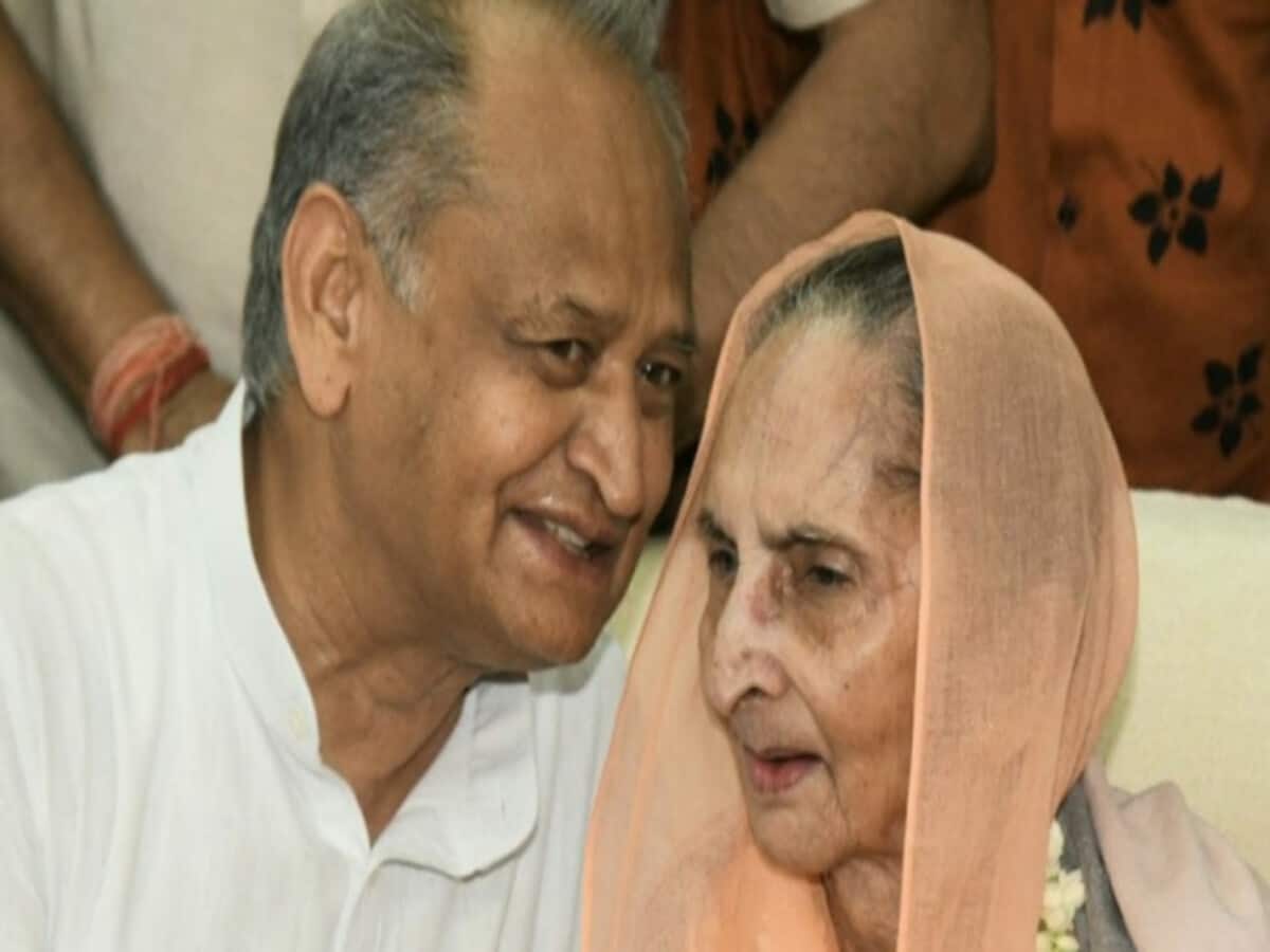 अशोक गहलोत की बहन विमला देवी का निधन, कुछ समय से चल रहीं थी बीमार अशोक गहलोत की बहन विमला देवी का निधन, कुछ समय से चल रहीं थी बीमार