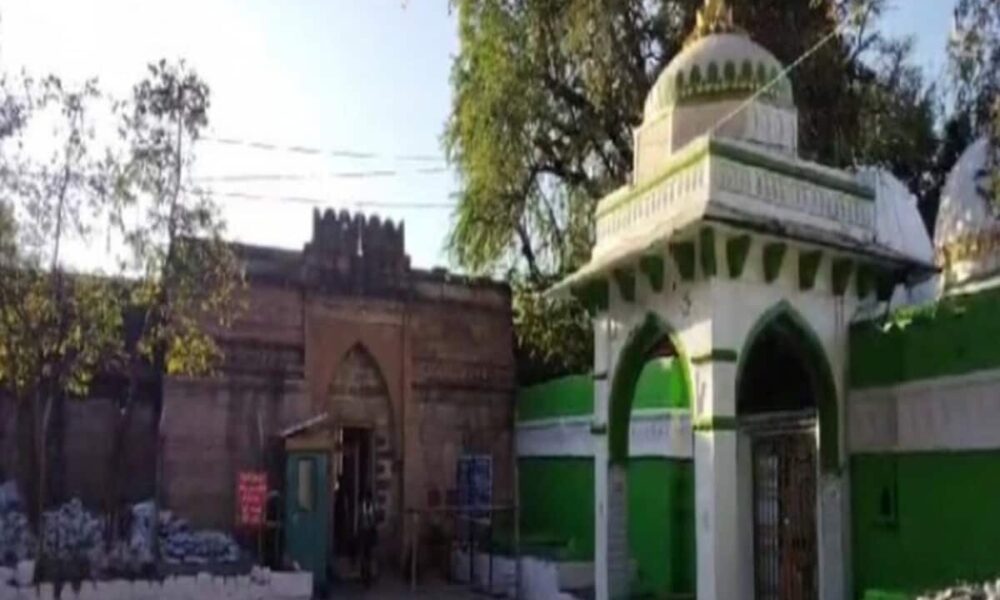 भोजशाला में ASI सर्वे का 5वां दिन, पूजा-पाठ करने उमड़ी हिंदू श्रद्धालुओं की भीड़; परिसर में हनुमान चालीसा का पाठ