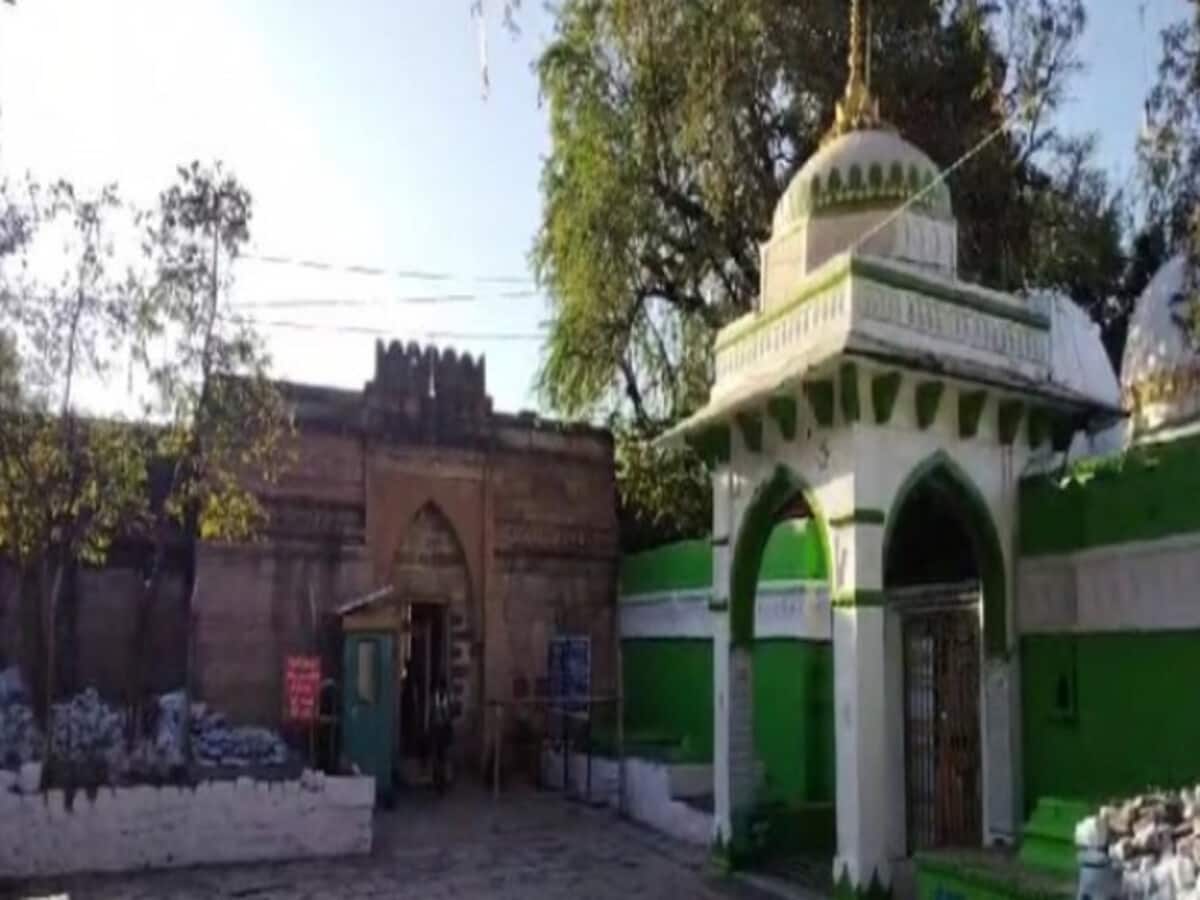 भोजशाला में ASI सर्वे का 5वां दिन, पूजा-पाठ करने उमड़ी हिंदू श्रद्धालुओं की भीड़; परिसर में हनुमान चालीसा का पाठ भोजशाला में ASI सर्वे का 5वां दिन, पूजा-पाठ करने उमड़ी हिंदू श्रद्धालुओं की भीड़; परिसर में हनुमान चालीसा का पाठ