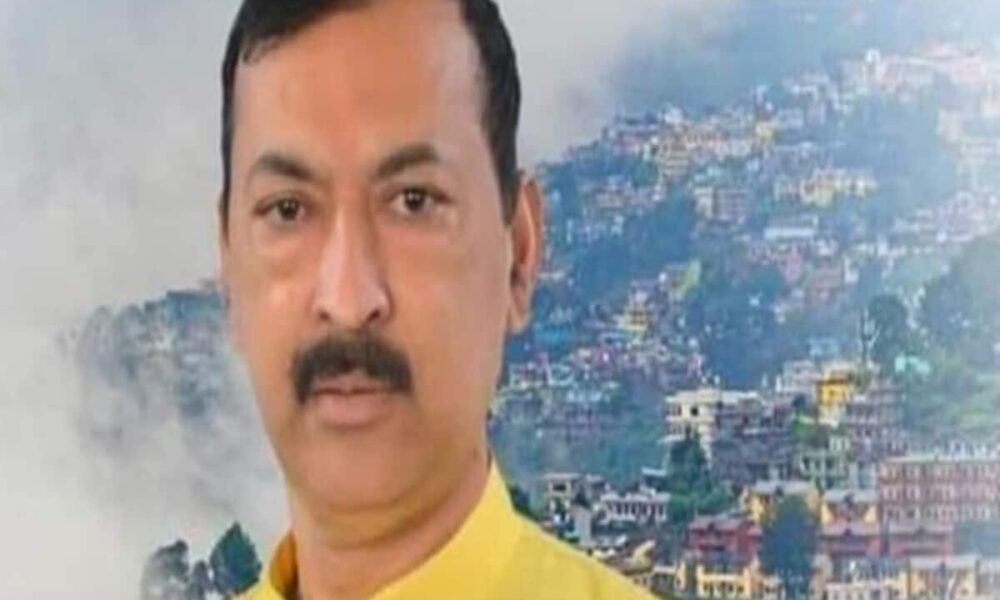 कमिश्नर के पक्ष में IAS एसोसिएशन, BJP विधायक महेश जीना पर होगा एक्शन; पार्टी को रिपोर्ट का इंतजार