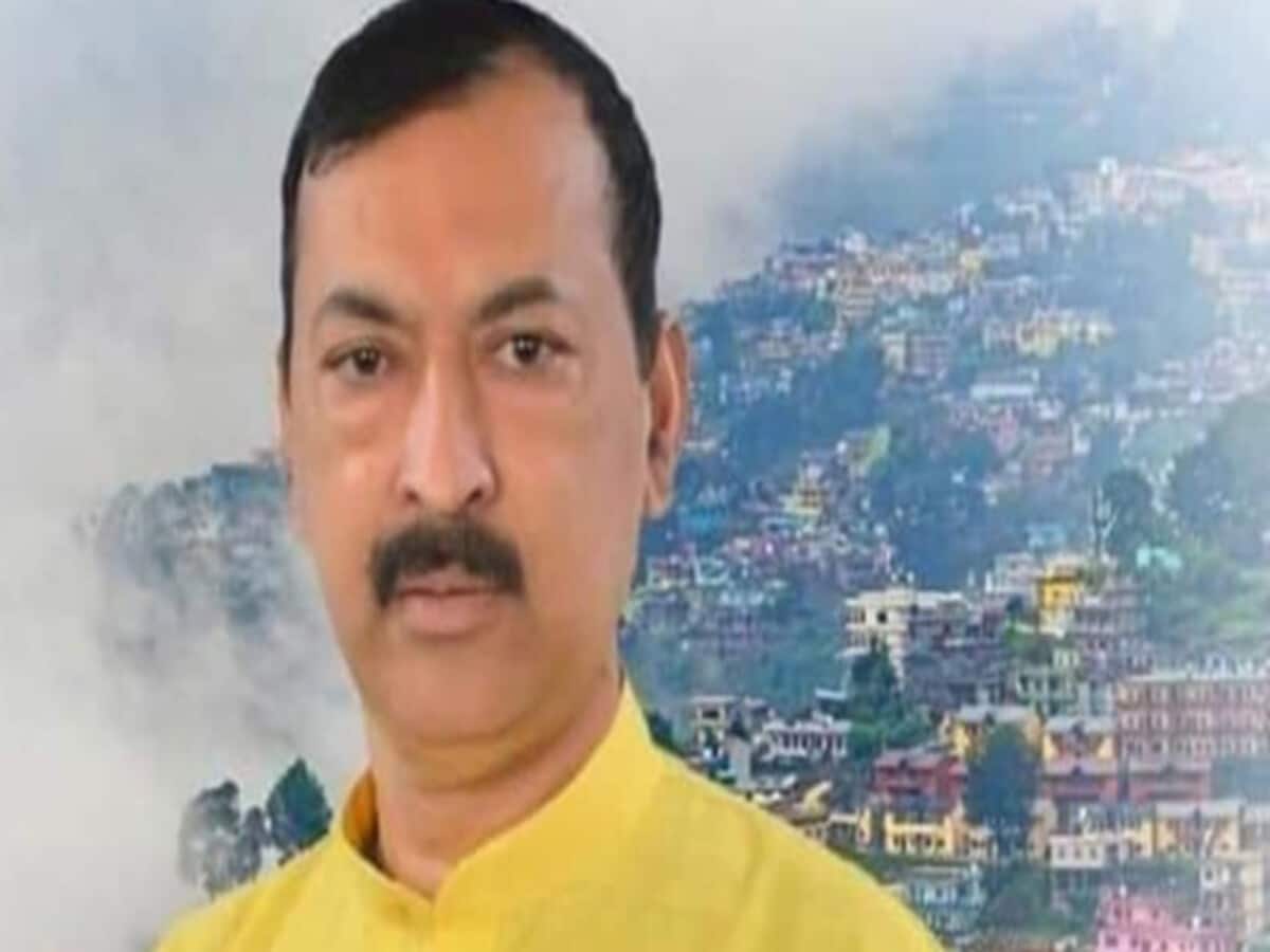 कमिश्नर के पक्ष में IAS एसोसिएशन, BJP विधायक महेश जीना पर होगा एक्शन; पार्टी को रिपोर्ट का इंतजार कमिश्नर के पक्ष में IAS एसोसिएशन, BJP विधायक महेश जीना पर होगा एक्शन; पार्टी को रिपोर्ट का इंतजार