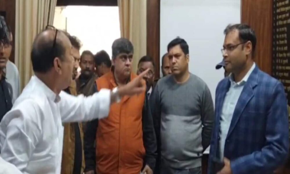 BJP विधायक महेश जीना से विवाद के बाद हड़ताल पर गए कर्मचारी, देहरादून नगर निगम में टेंडर से जुड़ हुआ है मामला