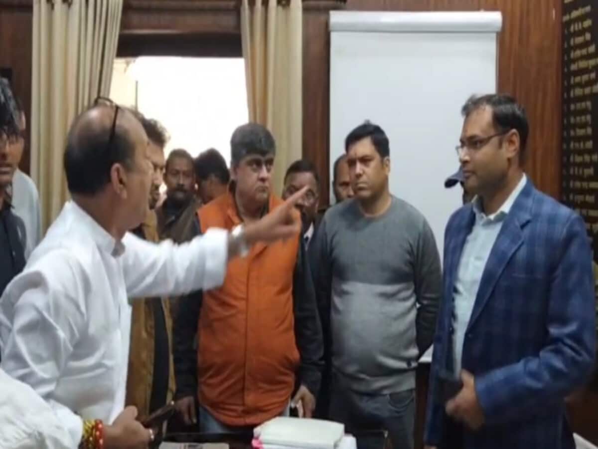 BJP विधायक महेश जीना से विवाद के बाद हड़ताल पर गए कर्मचारी, देहरादून नगर निगम में टेंडर से जुड़ हुआ है मामला